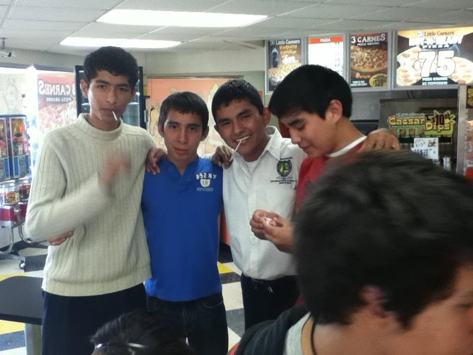 Con amigos de la preparatoria en la pizzería