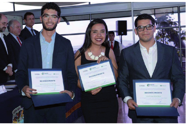 Equipo Mykonos con el reconocimiento Ingenio Emprendedor